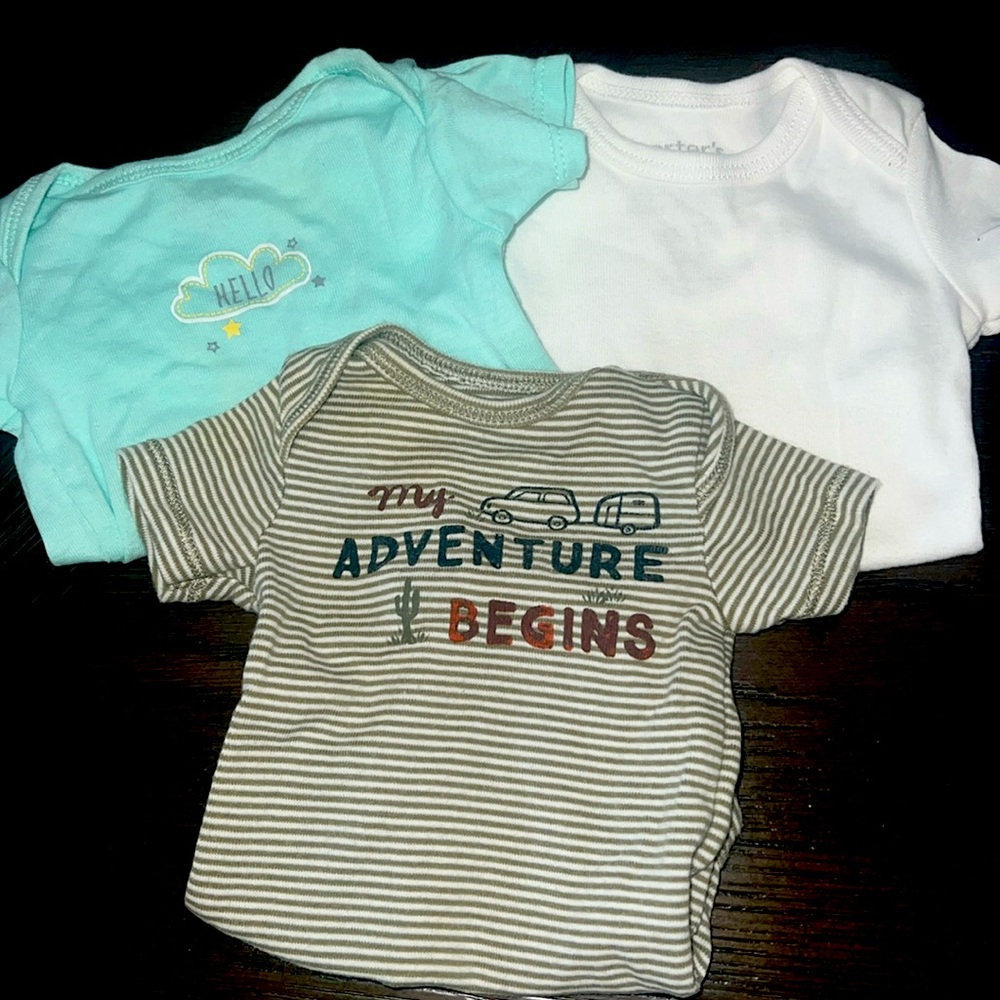 (#1) Baby outfits. 14 pieces to make Multiple outfits. Size newborn to 3 months.